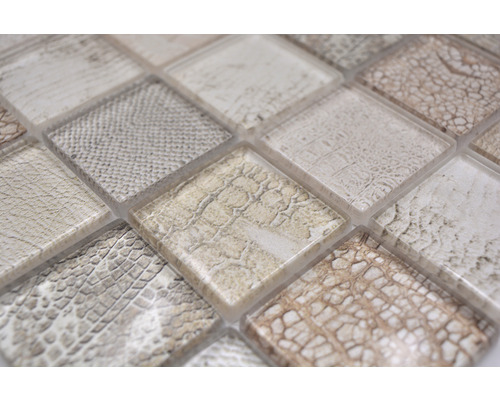 Nahaufnahme von Mosaikfliesen mit Reptilienmuster
