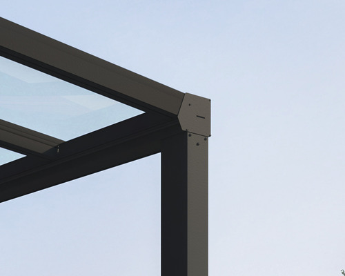 Detailansicht einer Terrassenüberdachung mit Glasdach und Eckverbindung.
