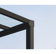 Detailansicht einer Terrassenüberdachung mit Glasdach und Metallkonstruktion.