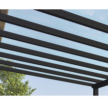 Detailansicht einer Terrassenüberdachung mit Aluminiumrahmen und Glasdach.