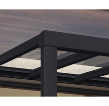 Detailansicht einer Terrassenüberdachung mit Rahmen und Glaselementen