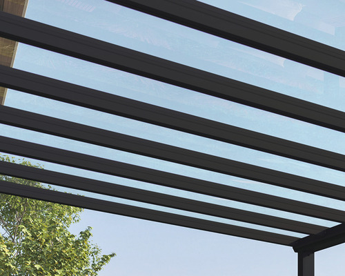 Ansicht von unten einer Terrassenüberdachung mit Aluminiumrahmen und Glasdach