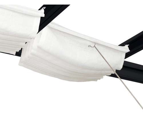 Lamellenrollo mit Bedienungsstab an einer Pergola