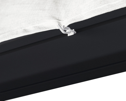 Detailansicht eines Sonnensegels mit Befestigungsclip an einer Pergola