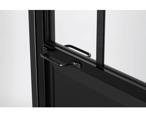 Detailansicht eines schwarzen Metallfensters mit Griff
