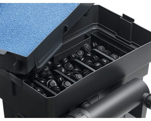 Geöffneter Teichfilter mit Filterschwamm und Biobällen