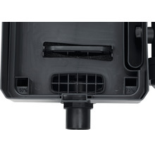 Innenansicht eines Teichfilters mit Filtermaterial und Auslass