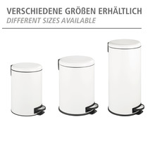 Drei weiße Tretabfalleimer in verschiedenen Größen
