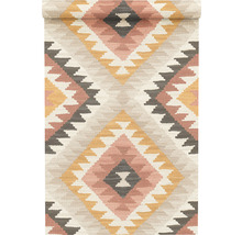 Aufgerollter Teppich mit geometrischem Muster