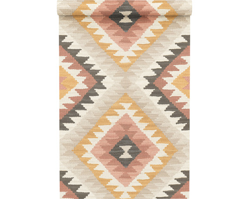 Aufgerollter Teppich mit geometrischem Muster