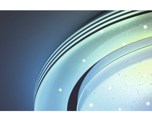 Nahaufnahme einer Deckenleuchte mit Sternenmuster