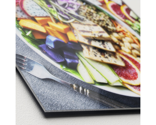 Nahaufnahme eines Acrylglasbildes mit einer Speiseszene, einschließlich Obst und Gemüse, mit einer Gabel