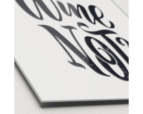 Dekoratives Schild mit dem Schriftzug Wine Not