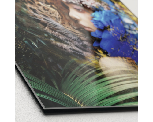 Nahaufnahme einer Acrylglasplatte mit einem Motivdruck von einer Frau in einer Dschungelszene