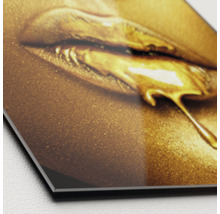 Nahaufnahme eines Aluminium-Dibond-Drucks mit einem Motiv von Lippen mit tropfendem Gold