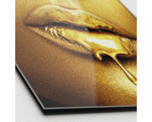 Nahaufnahme eines Aluminium-Dibond-Drucks mit einem Motiv von Lippen mit tropfendem Gold