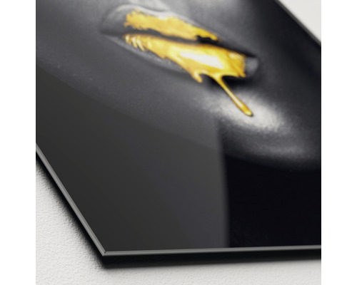 Nahaufnahme einer Acrylglasplatte mit einem Motiv von Lippen mit fließender Flüssigkeit