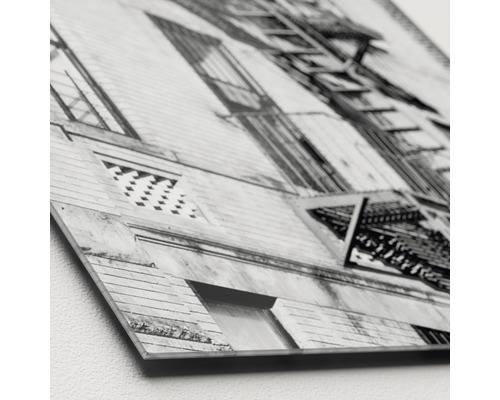 Schwarzweißfotografie eines Gebäudes mit Feuerleiter