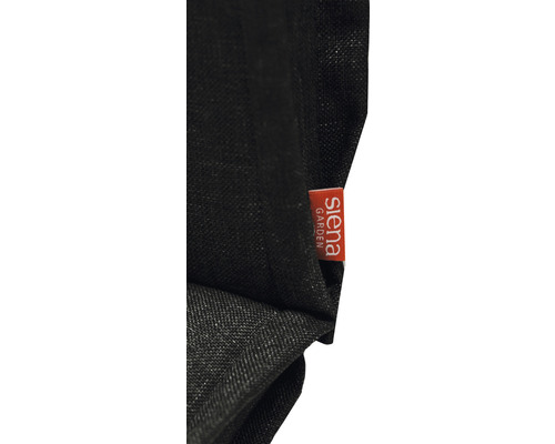 Detailaufnahme eines schwarzen Kissens mit Siena Garden Logo.