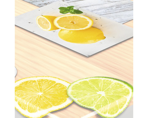 Zitronen und Limettenscheiben mit Zitronen und Minze auf einer Platte