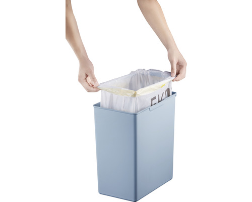 Mülleimer mit Müllbeutel wird eingesetzt