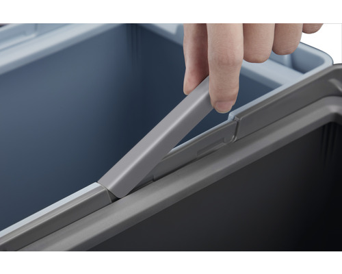 Detailaufnahme von Mülleimern mit Tragegriffen