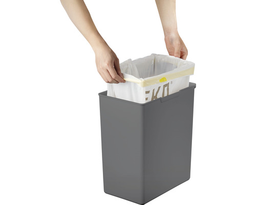 Einsetzen eines Müllbeutels in einen Abfalleimer