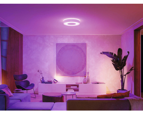 Wohnzimmer mit Deckenleuchte und moderner Einrichtung