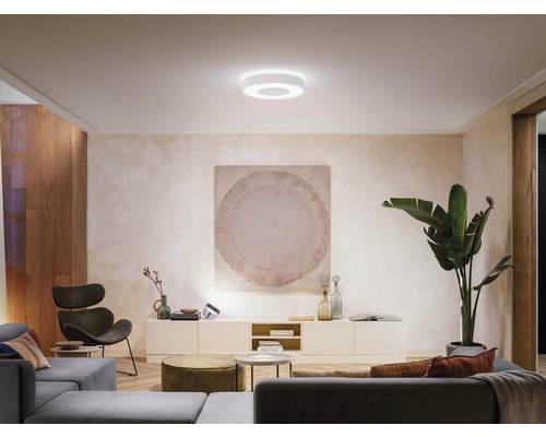 Wohnzimmer mit moderner Einrichtung und runder Deckenleuchte