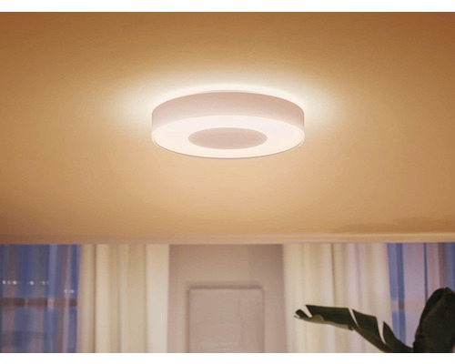 Runde Deckenleuchte im Wohnzimmer