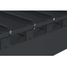 Detailansicht eines Metallrosts mit Sicherungsstiften