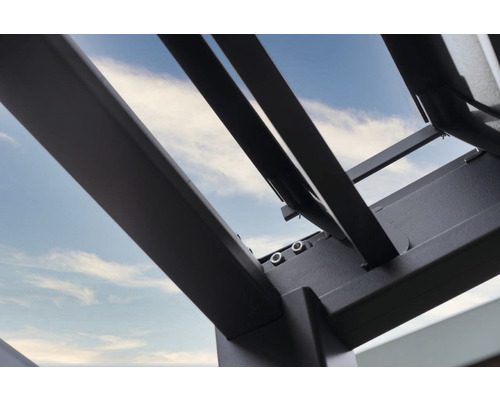 Detailansicht einer Terrassenüberdachung aus Aluminium vor blauem Himmel.