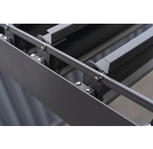 Detailaufnahme des Dachsystems einer Terrassenüberdachung mit Schrauben