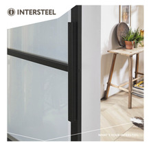 Intersteel Logo. Raumansicht mit einer Innentür mit Stahlrahmen und Glaseinsatz.