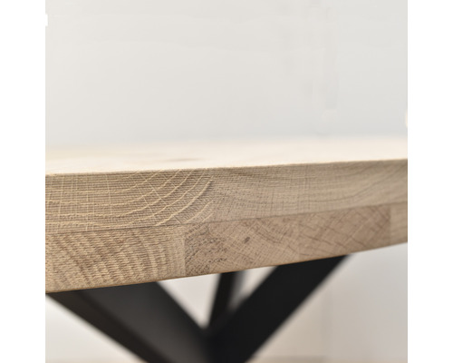 Detailansicht einer Tischplatte aus Eiche mit Metallgestell