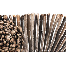 Holzzaunrolle aus Holzstämmen