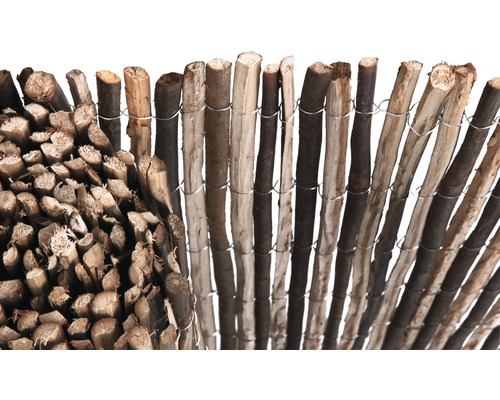 Holzzaunrolle aus Holzstämmen