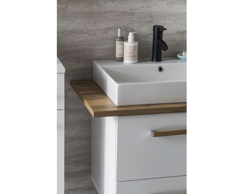 Detailansicht eines Badezimmers mit Waschbecken, Armatur und Waschtischunterschrank