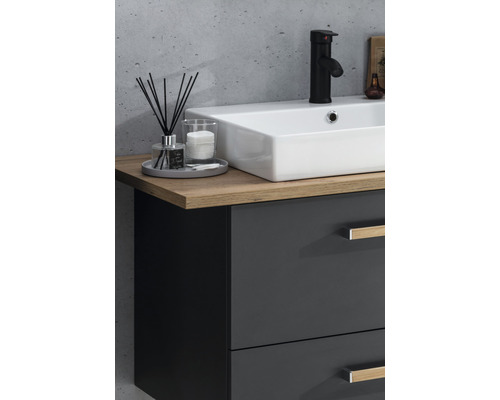Waschtischunterschrank mit Waschbecken, Armatur und Accessoires auf einer Holzplatte