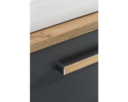 Detailansicht eines Badezimmerschranks mit Holzgriffen und Waschtisch