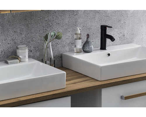 Badezimmer mit zwei Waschbecken, Armatur und Dekorationsartikeln auf einem Holztisch