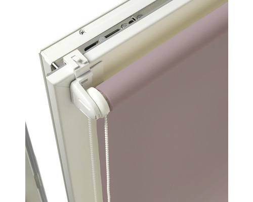 Detailansicht eines Rollos mit Seitenzugbedienung am Fensterrahmen