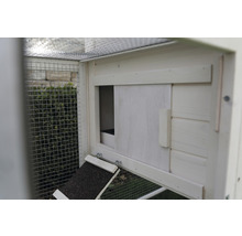Detailansicht eines Hühnerstalls mit Rampe und Schiebetür.