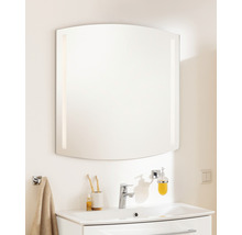 Badezimmer mit beleuchtetem Spiegel über einem Waschbecken