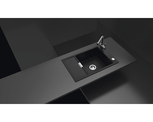 Schwarze Küchenspüle mit Abtropffläche und Armatur