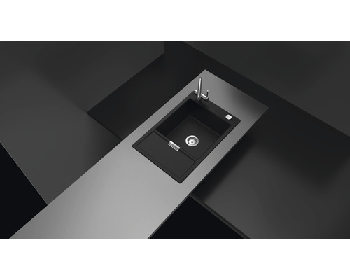 Spüle mit Abtropffläche und Armatur auf einer Arbeitsplatte