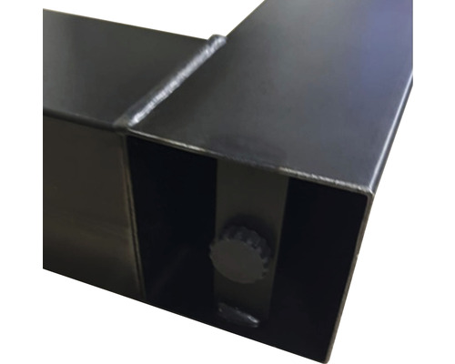 Detailansicht eines schwarzen Metallgestells