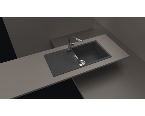 Spüle aus Granit mit Abtropffläche und Wasserhahn auf einer Arbeitsplatte