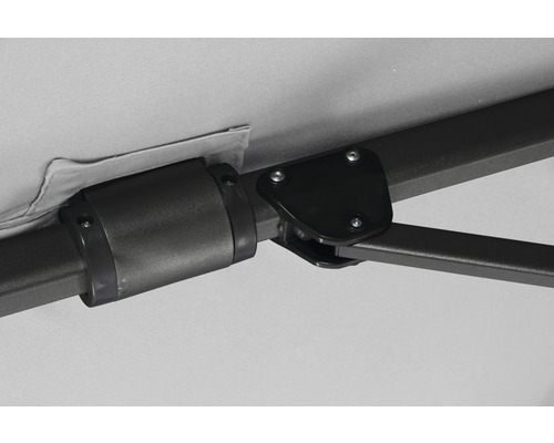 Detailansicht eines Sonnenschirms mit Metallgestell
