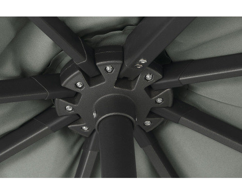 Detailansicht des Gestells eines Sonnenschirms mit Streben und Schrauben